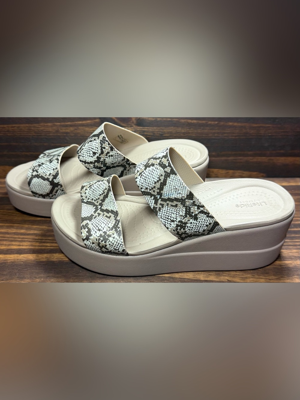 Crocs Brooklyn Low Wedge Women’s Size 7 Shoes Tan Snake Skin Slip Lightly Worn